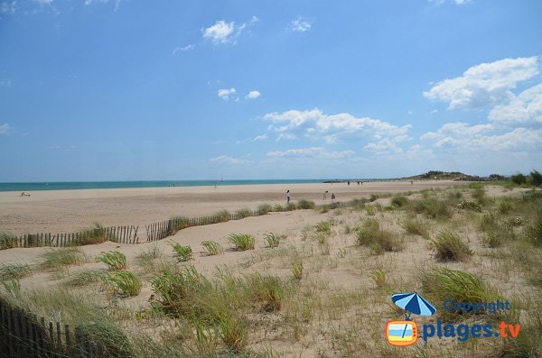 Plage nord de St Pierre sur Mer - vue sur le roc de la Batterie