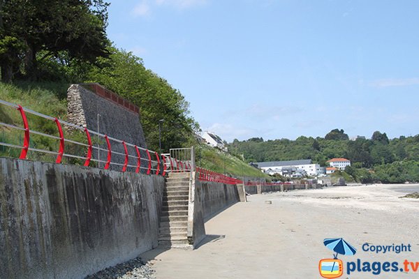 Promenade le long de la plage de St Laurent de la Mer