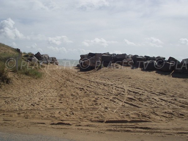 Access to Oasis beach in Aiguillon sur Mer