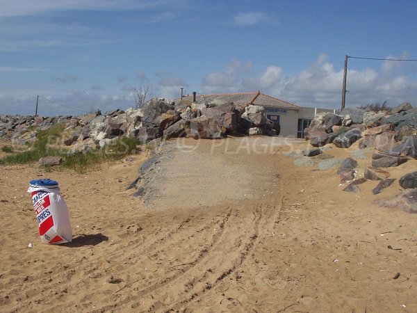 Accès à la plage de l'Oasis et restaurant