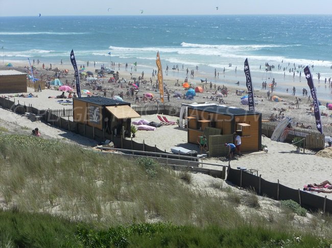 Plage au bord de l'océan à Biscarosse avec de nombreuses activités