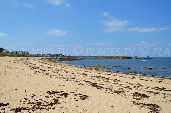 Plage océane de St Pierre de Quiberon à côté du port de Kerhostin