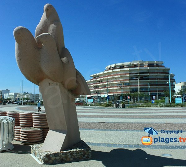 Statue des oiseaux de St Jean de Monts à côté de la plage