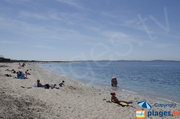 Photo de la plage d'Olbia à Hyères en été