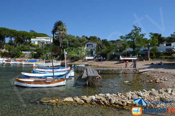 Gesamtansicht des Strandes im Hafen von Olivette mit Booten