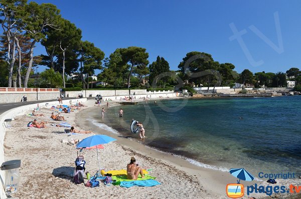 Plage de sable blanc dans le Cap d'Antibes