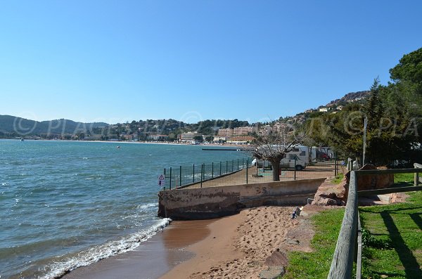 Plage de l'Oratoire avec vue sur la baie d'Agay