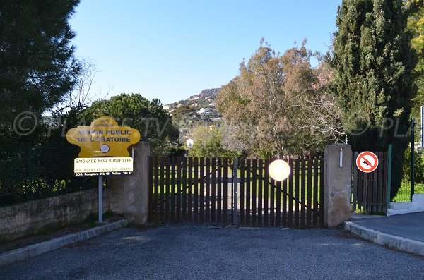 L'accesso alla spiaggia dell'Oratorio di Agay