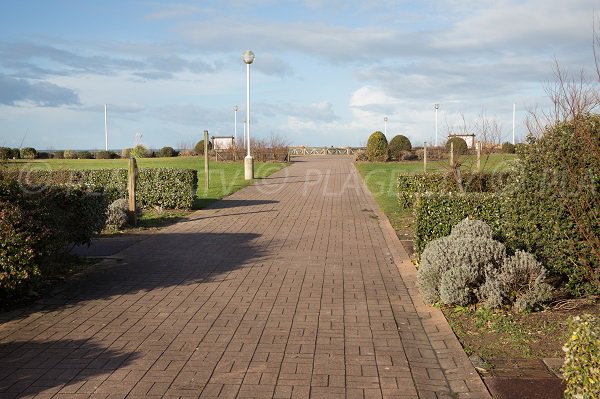 Access to the west beach of Deauville