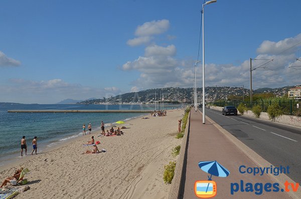 Plage à l'ouest de Juan les Pins à la limite de Golfe Juan