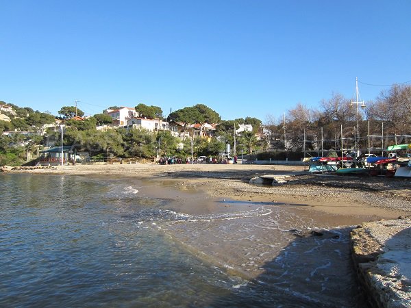 Plage avec un centre nautique au Pradet dans le Var