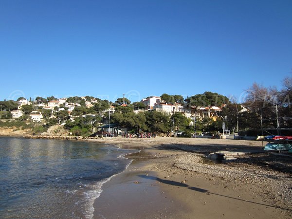 Plage à proximité du port du Pradet