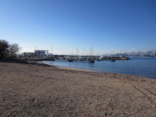 Port des Oursinières avec sa plage au Pradet