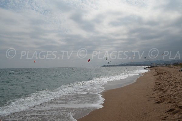 Vue sur les kites surf de St-Aygulf depuis la plage du Pacha