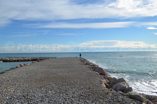 Damm in Roquebrune auf Höhe der Handiplage von Carnoles