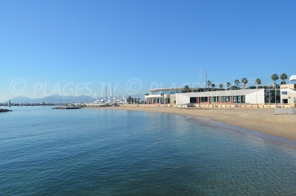 Palais des Festivals von Cannes mit Blick auf den Strand