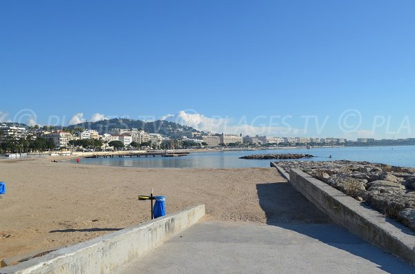 Accès handicapé sur la plage du Palais des Festivals à Cannes