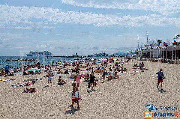 Strand entlang des Palais des Festivals in Cannes im Sommer