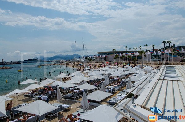 Plage privée à côté du palais des festivals de Cannes