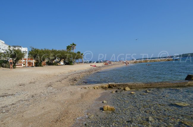 Plage de Palm Beach à la pointe Croisette avec les Iles de Lérins en arrière plan