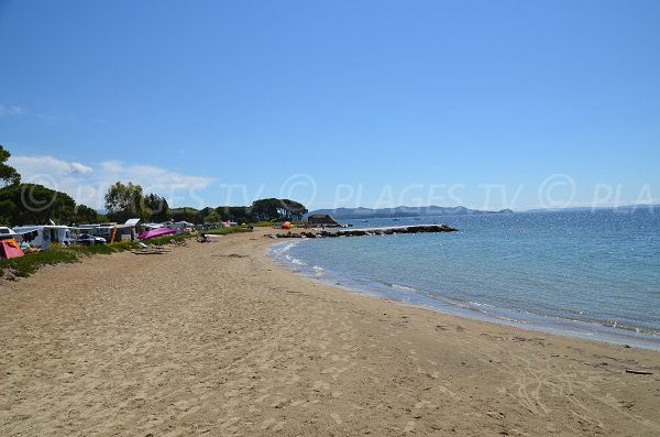 Plage de Pansard avec vue sur Porquerolles