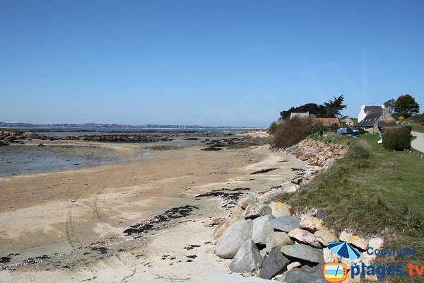 Enrochement sur la plage de l'ile de Callot à Carantec