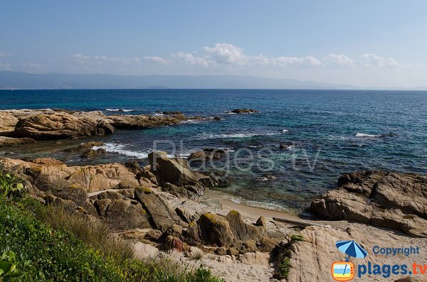 Crique à proximité du cimetière marin d'Ajaccio