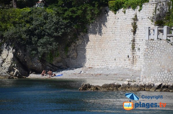 Crique passable à côté de la plage publique