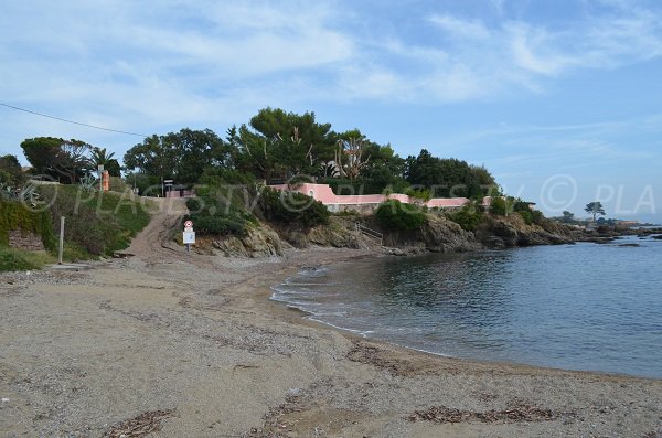 Zugang zum Strand von Pébrier - Saint Aygulf