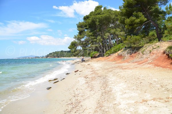 Spiaggia selvaggia a Bormes les Mimosas vicino a La Londe les Maures