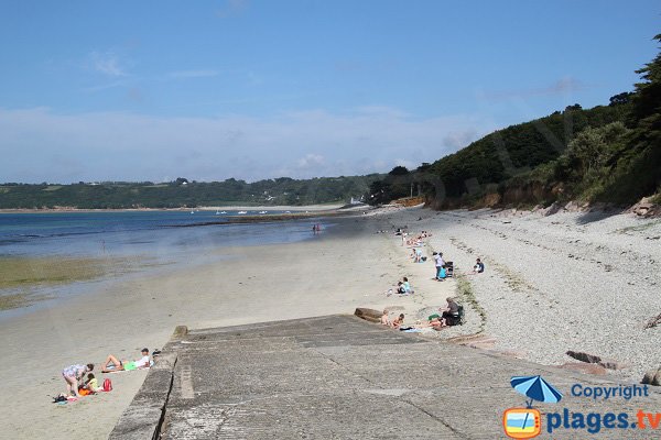 Cale de mise à l'eau sur la plage de Louannec