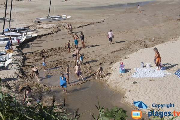 Enfants sur la plage de Pen Guen