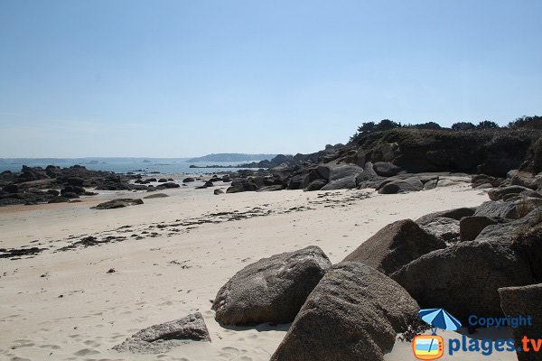 Rochers sur la plage nord de l'ile Callot