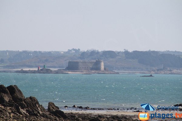 Vue sur le chateau du Taureau depuis l'ile de Callot