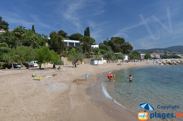 Spiaggia Peno con il Porto di Salettes a Carqueiranne