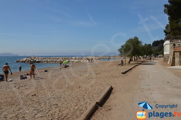  Passeggiata lungo la spiaggia di Peno a Carqueiranne