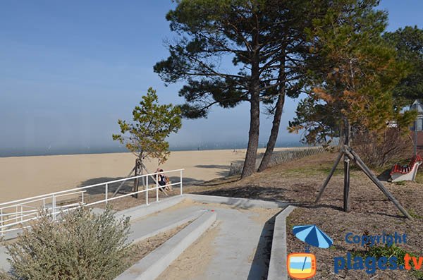 Accès pour les personnes à mobilité réduite - plage Pereire à Arcachon