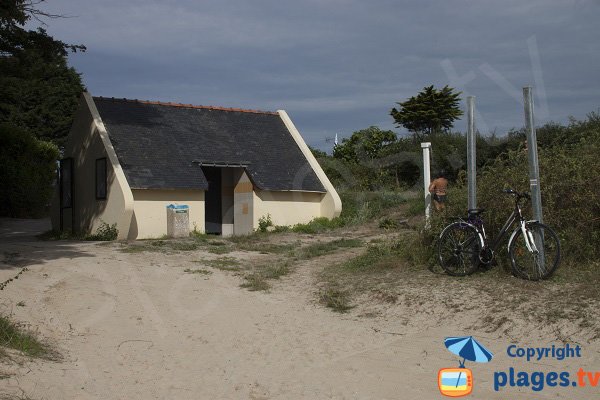 Showers and toilets - Perello beach - Ploemeur