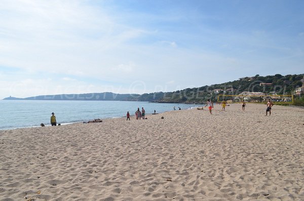 Plage de Pero de Cargèse avec vue sur la pointe d'Omigna