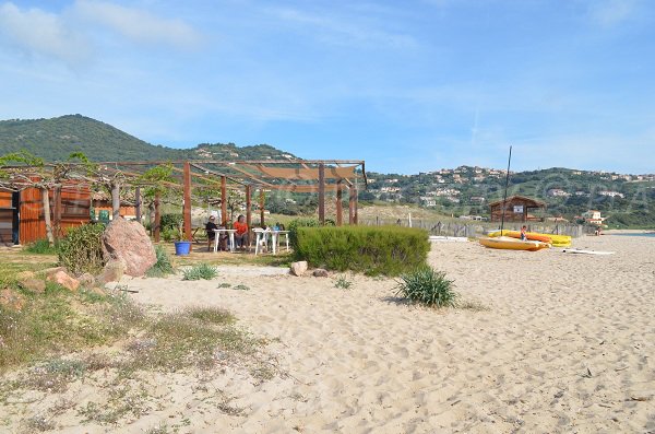 Paillote sur la plage de Pero en Corse