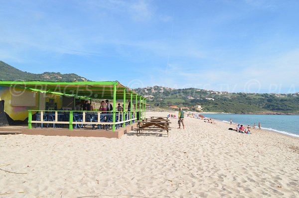 Paillote sulla spiaggia Péro in Corsica