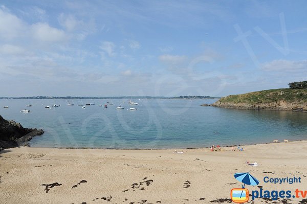 Vue sur la baie depuis la plage du Perron