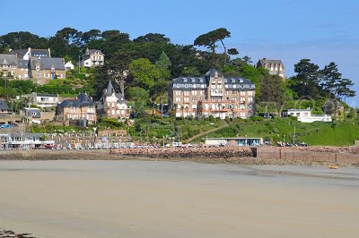 Plage principale de Perros-Guirec avec de belles maisons