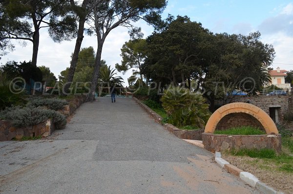 L'accesso alla spiaggia Pescade a St Raphael