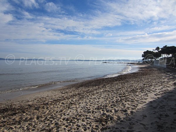 Plage de sable au calme près du port d'Hyères dans le Var