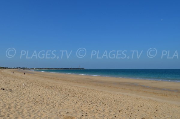 Plage du Petit Bec avec vue sur le phare de la Baleine