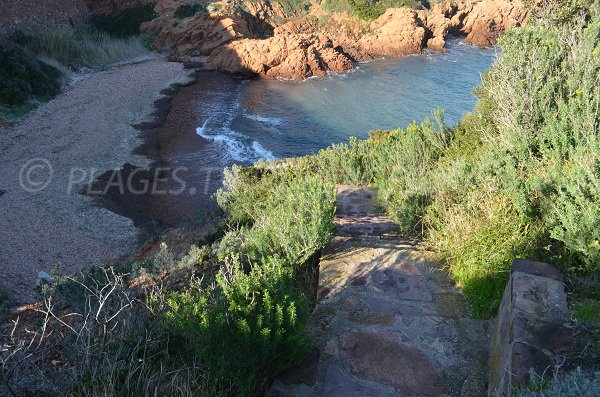 Access to Petit Caneiret cove in Agay