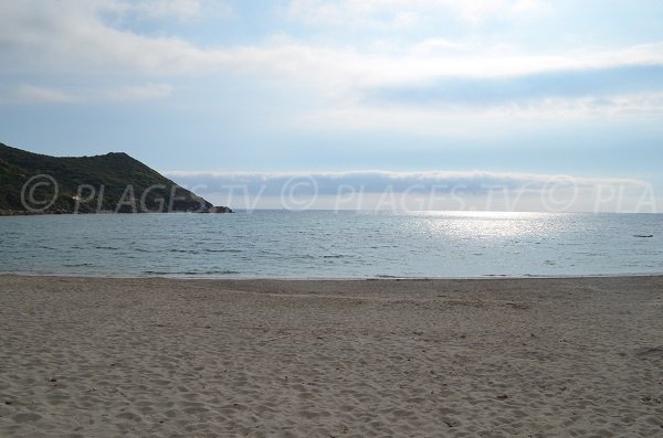 Vue sur le large depuis la plage du Petit Capo à Ajaccio