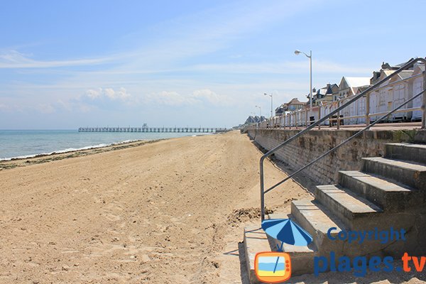 Photo de la plage dans le centre du Luc sur Mer