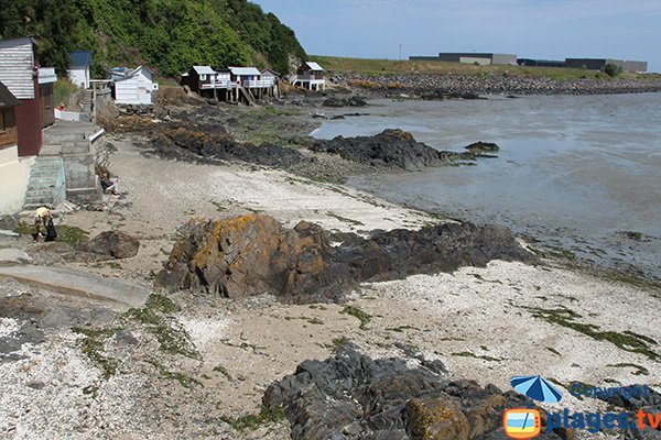 Photo de la crique du Petit Monaco à Saint Brieuc avec les maisons sur pilotis